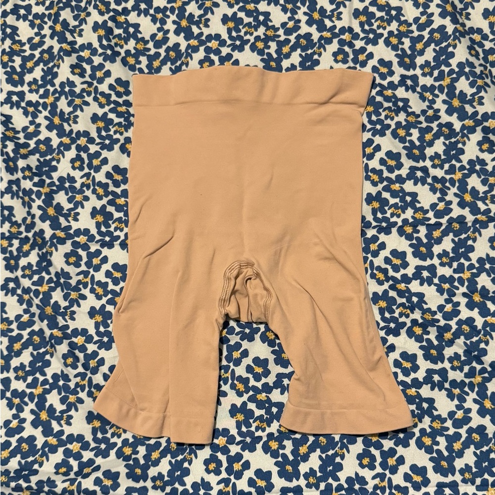 Skims NWOT Clay Seamless Sculpt Mid Thigh Shorts